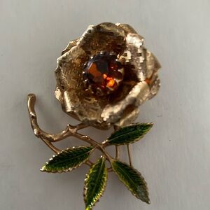 Sarah Coventry Gold tone amber Faceted Glass & green Enameled Rhinestone Brooch.